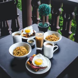 Сервірований стіл із сніданком на двох персон